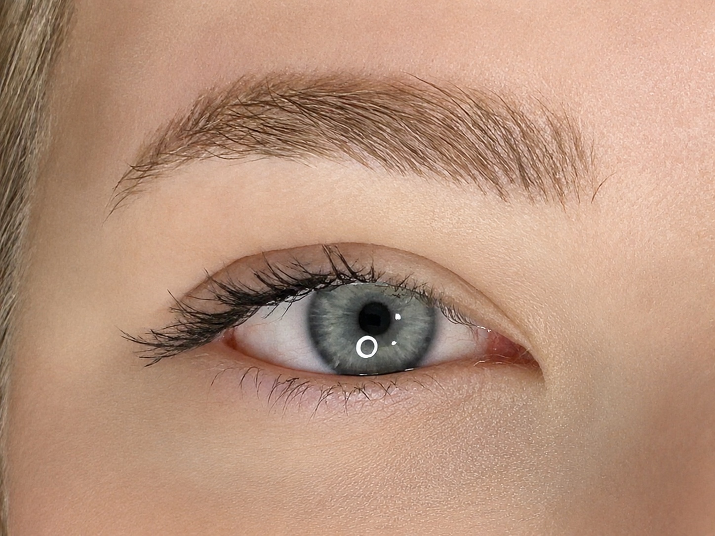 Resultado natural de micropigmentação de sobrancelha fio a fio